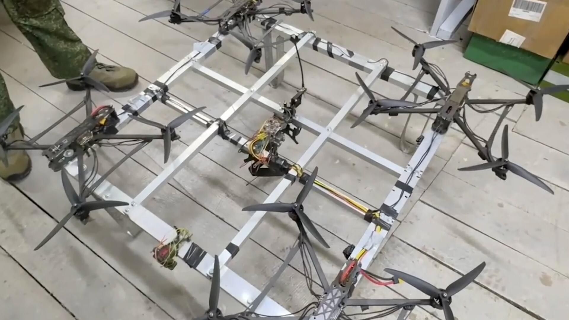 Боец полевой лаборатории БПЛА о применении нового FPV-дрона-трансформера Вобла Боец полевой лаборатории БПЛА о применении нового FPV-дрона-трансформера Вобла - РИА Новости, 1920, 12.05.2025