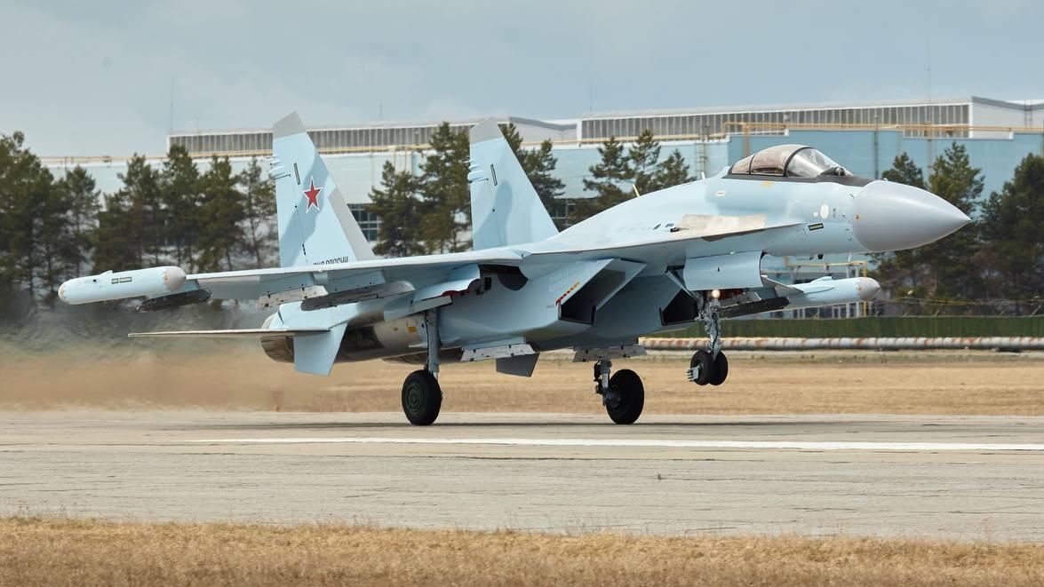 Объединенная авиастроительная корпорация передала Минобороны партию новых истребителей Су-35С Объединенная авиастроительная корпорация передала Минобороны партию новых истребителей Су-35С - РИА Новости, 1920, 25.06.2025