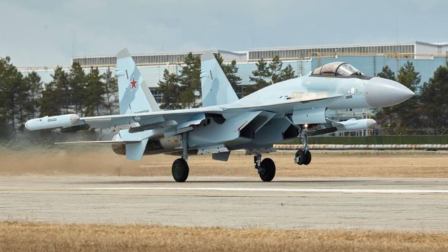 Объединенная авиастроительная корпорация передала Минобороны партию новых истребителей Су-35С