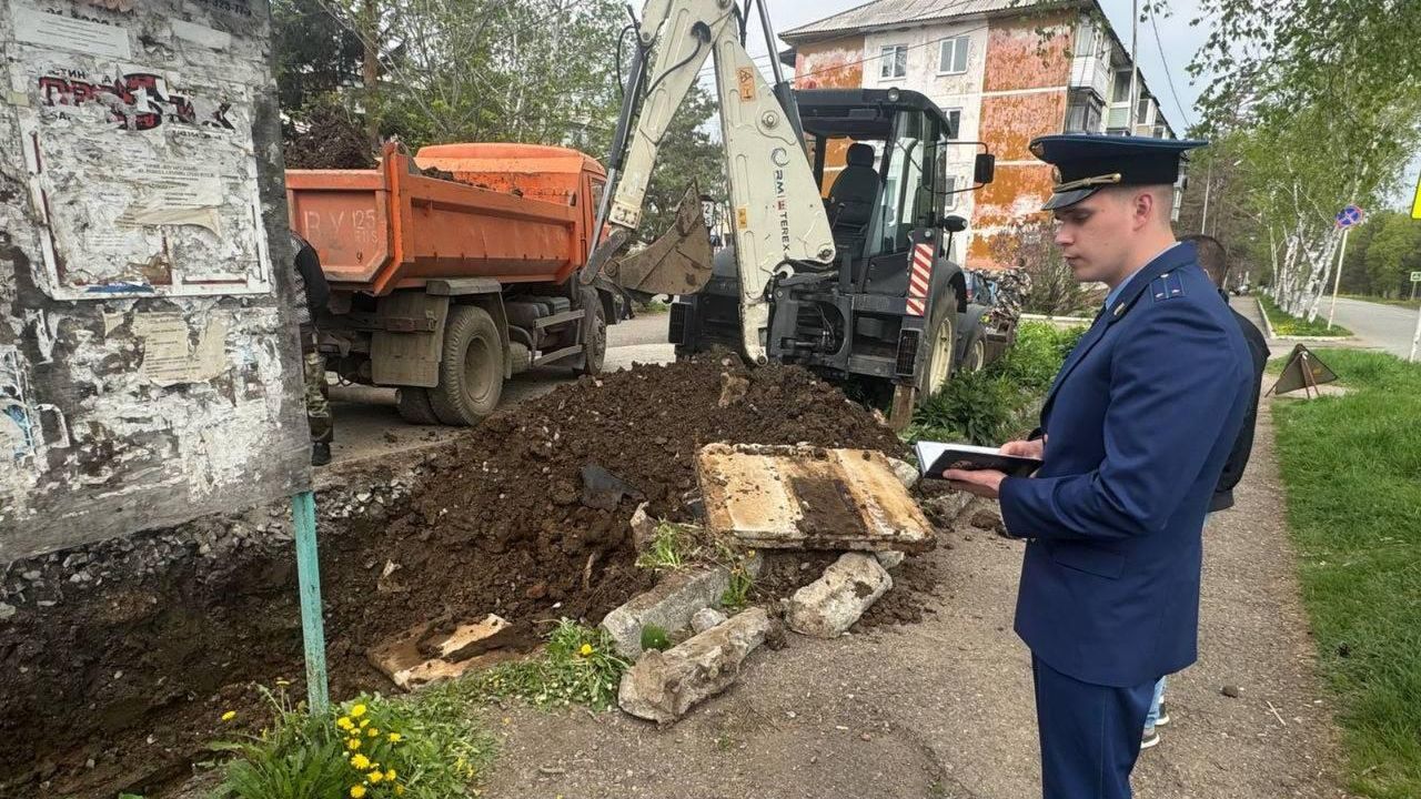Сотрудник прокуратуры проводит проверку по факту длительного отсутствия горячей воды в многоквартирных домах в Кировском районе Приморского края - РИА Новости, 1920, 12.05.2025