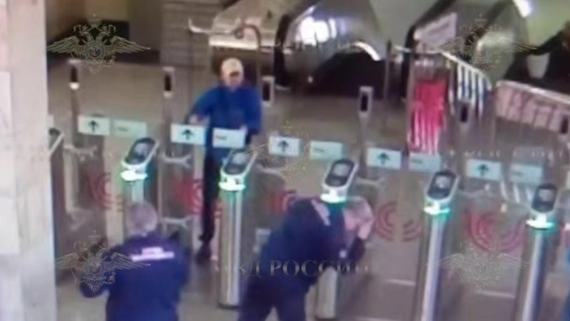 Пьяный мужчина распылил баллончик на сотрудника метро в Москве - РИА Новости, 1920, 12.05.2025
