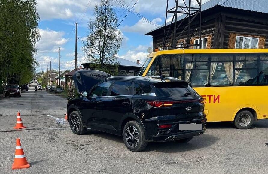 Место столкновения школьного автобуса и автомобиля в Кировской области - РИА Новости, 1920, 13.05.2025