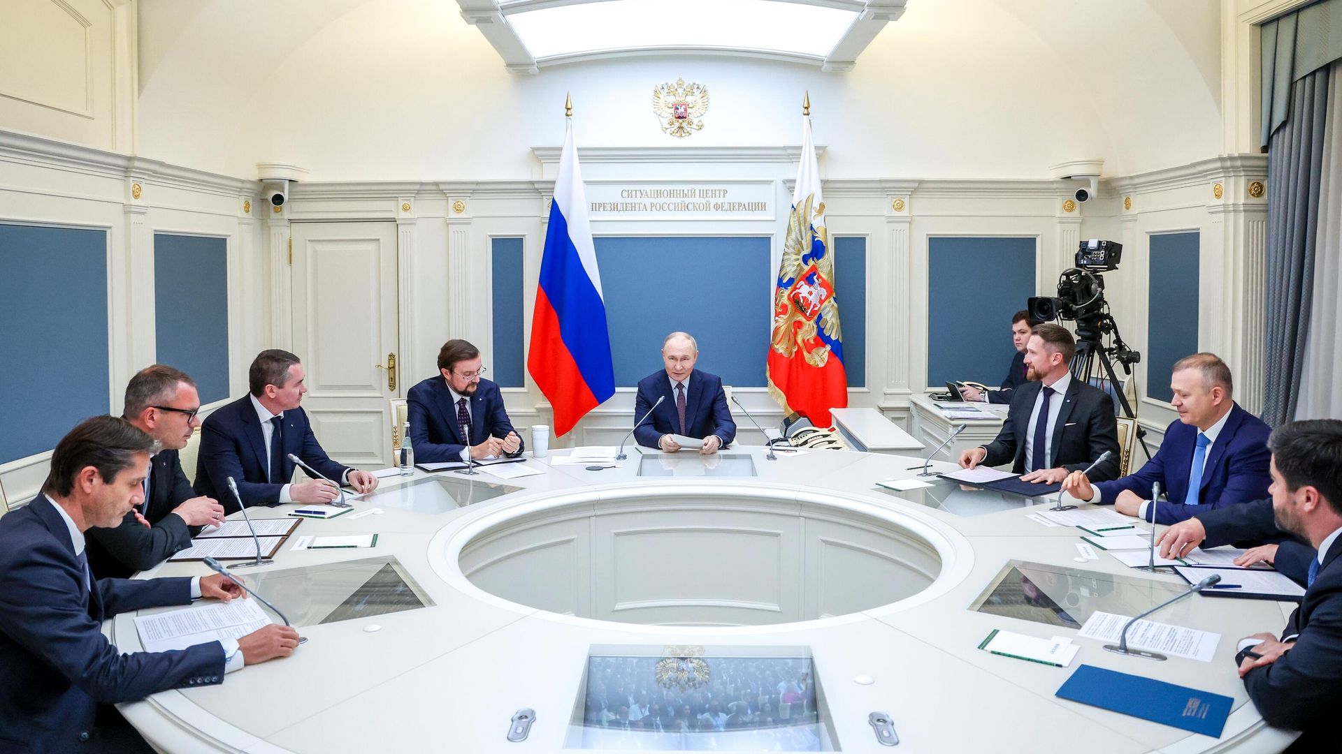 Президент РФ Владимир Путин во время встречи в режиме видеоконференции с членами Общероссийской общественной организации Деловая Россия  - РИА Новости, 1920, 13.05.2025
