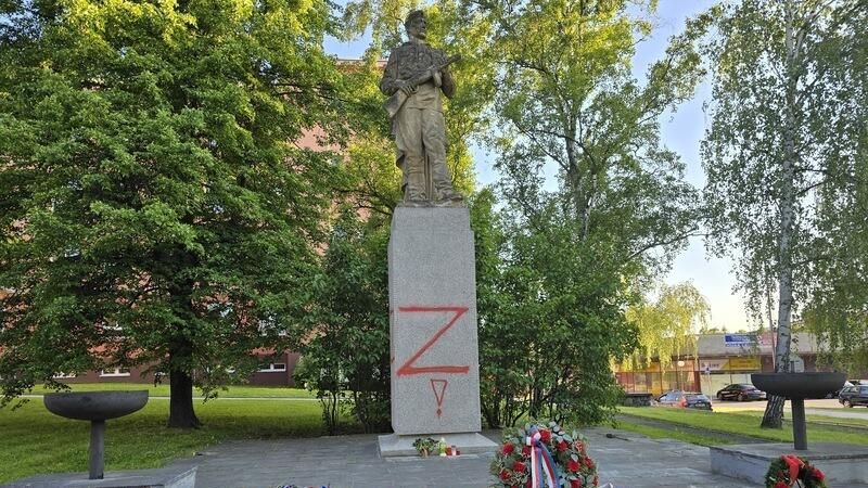 Вандалы осквернили памятник красноармейцу в Пршерове, Чехия Вандалы осквернили памятник красноармейцу в Пршерове, Чехия - РИА Новости, 1920, 13.05.2025