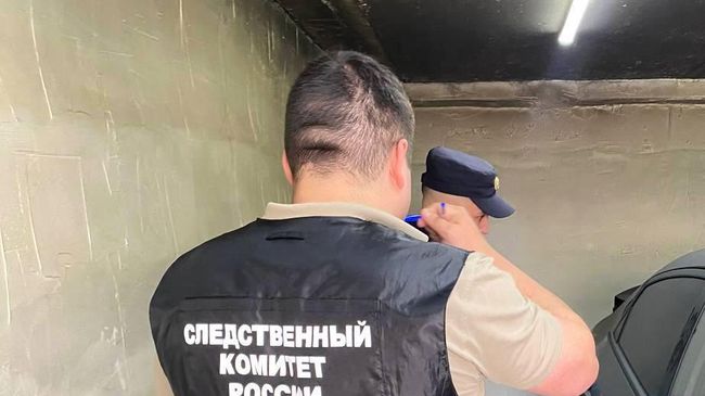 Сотрудники правоохранительных органов на месте обнаружения тела матери с двумя детьми в Саратове