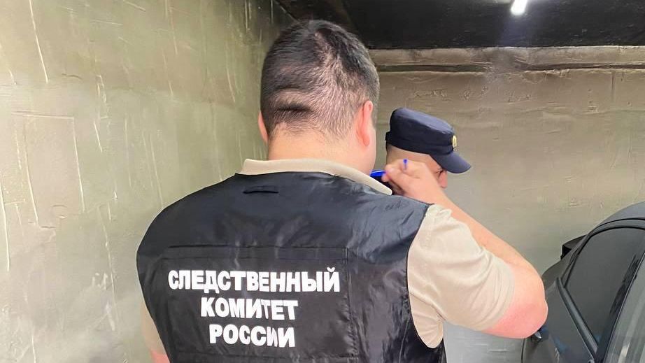 Сотрудники правоохранительных органов на месте обнаружения тела матери с двумя детьми в Саратове - РИА Новости, 1920, 13.05.2025