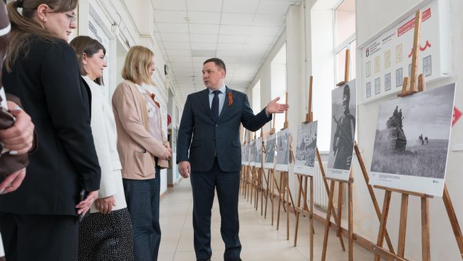 Руководитель направления по инициации проектов Управления проектов в области образования и социальной сфере Дирекции государственных проектов Медиагруппы Россия сегодня Кирилл Ибрагимов на открытии фотовыставки Освобождение. Мир народам в Камчатском государственном университете имени Витуса Беринга в Петропавловске-Камчатском