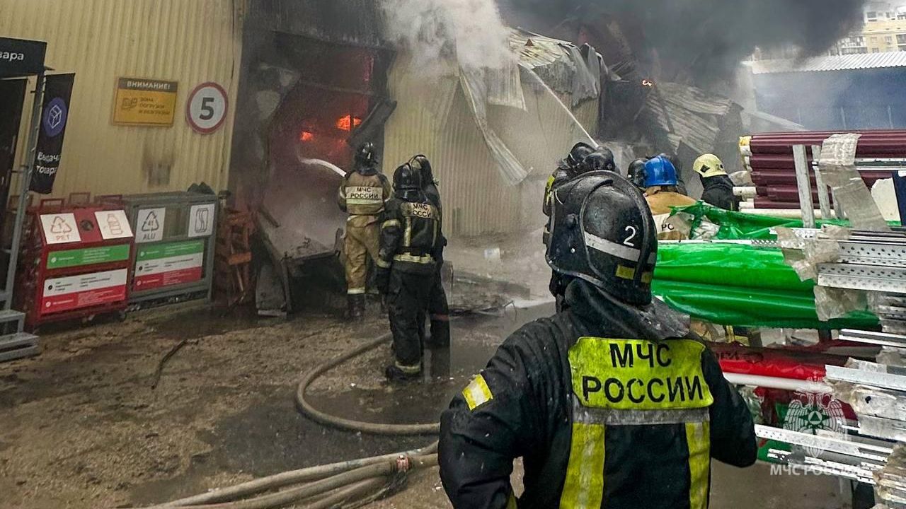Сотрудники МЧС ликвидируют пожар в магазине в Якутске Сотрудники МЧС ликвидируют пожар в магазине в Якутске - РИА Новости, 1920, 14.05.2025