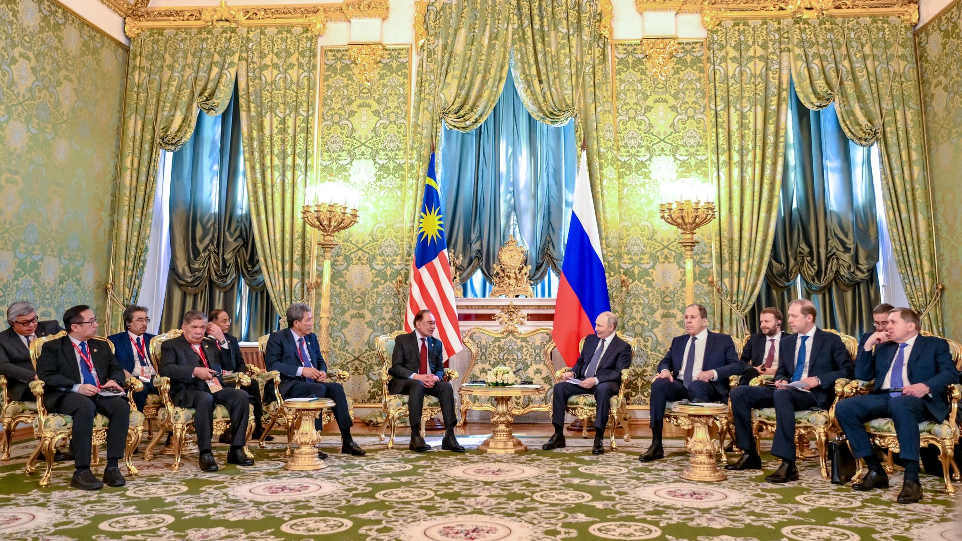 Президент России Владимир Путин и премьер-министр Малайзии Анвар Ибрагим во время встречи Президент России Владимир Путин и премьер-министр Малайзии Анвар Ибрагим во время встречи - РИА Новости, 1920, 14.05.2025