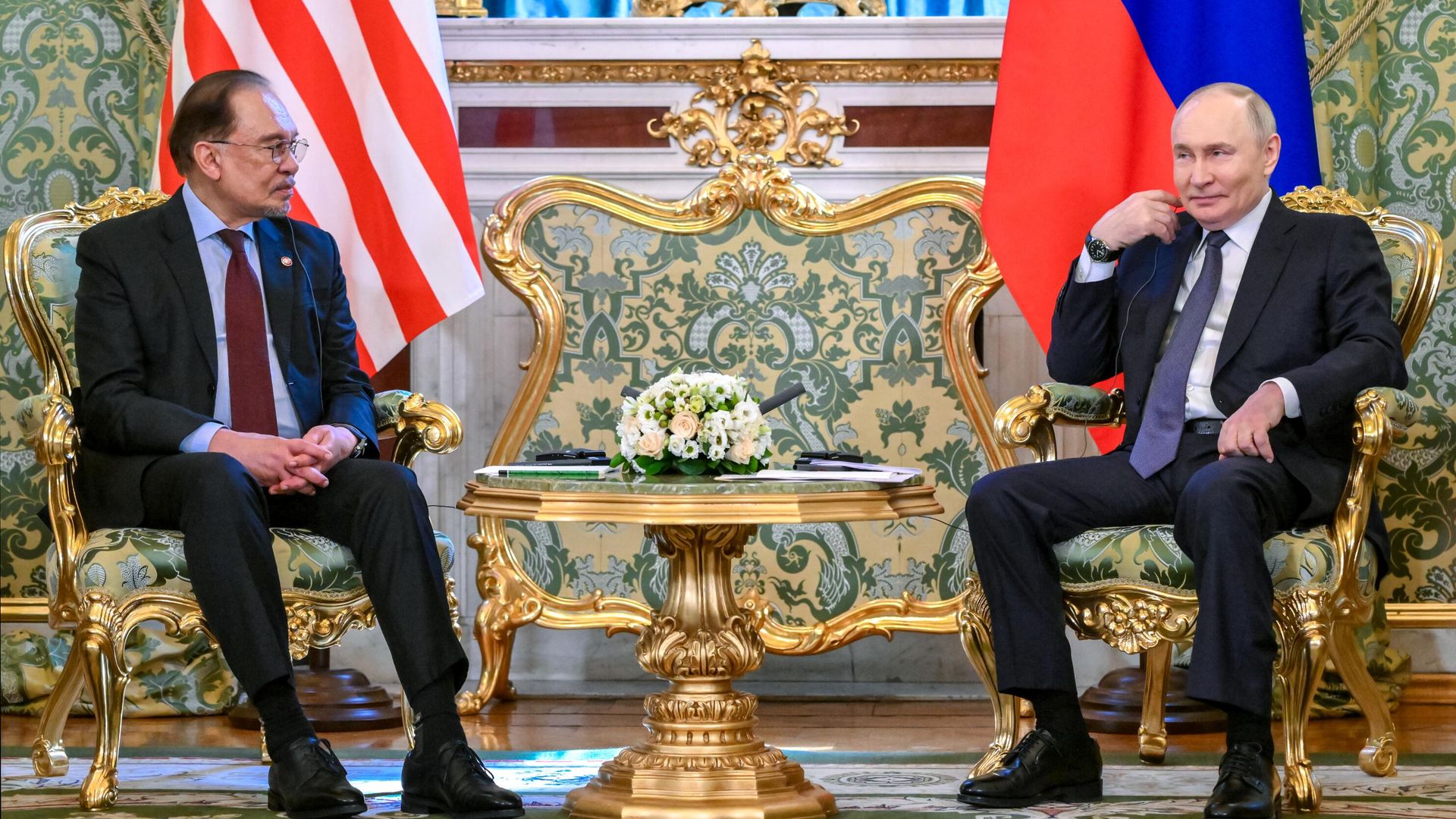 Президент России Владимир Путин и премьер-министр Малайзии Анвар Ибрагим во время встречи - РИА Новости, 1920, 14.05.2025