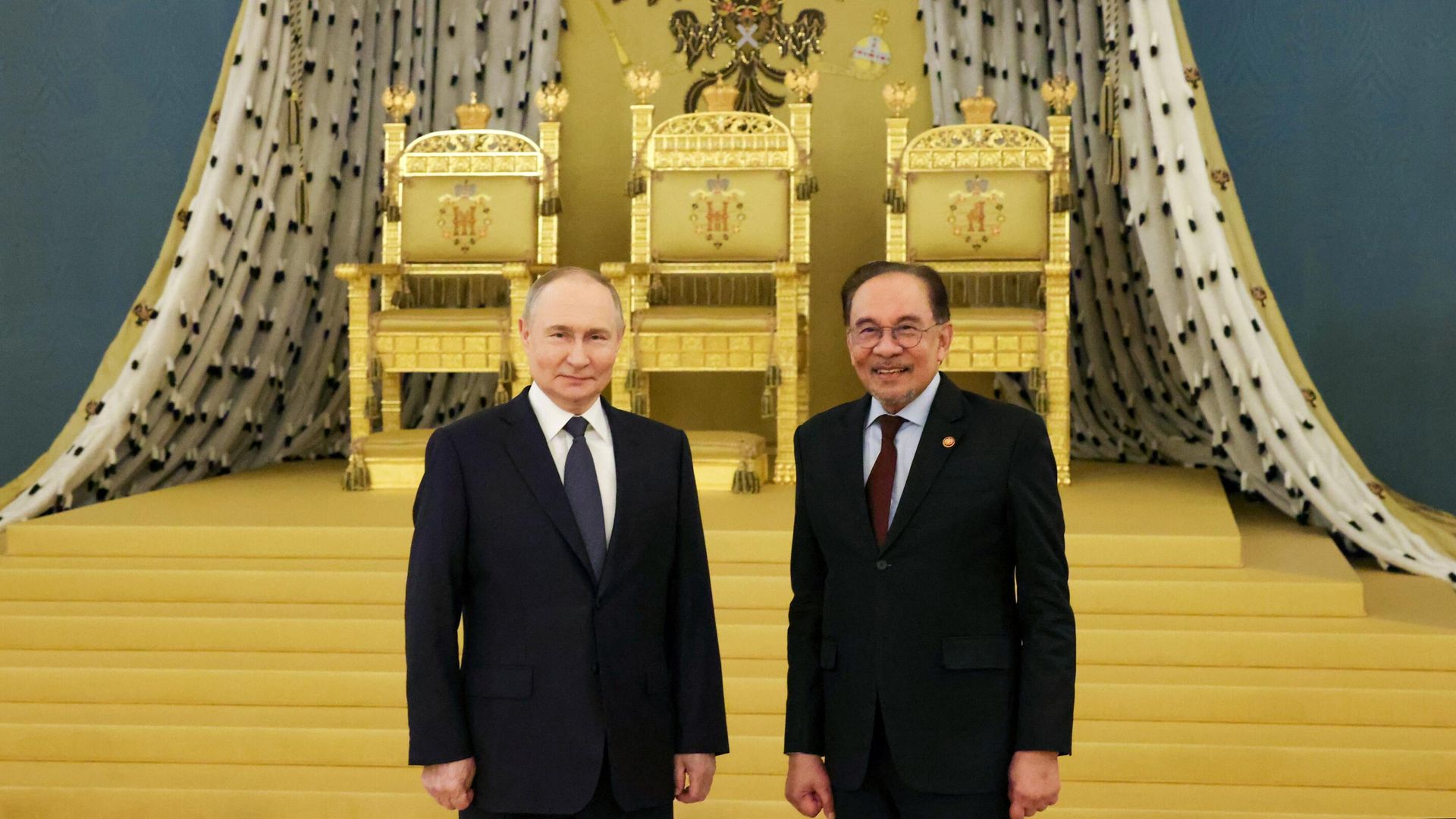 Президент России Владимир Путин и премьер-министр Малайзии Анвар Ибрагим после российско-малайзийских переговоров - РИА Новости, 1920, 14.05.2025