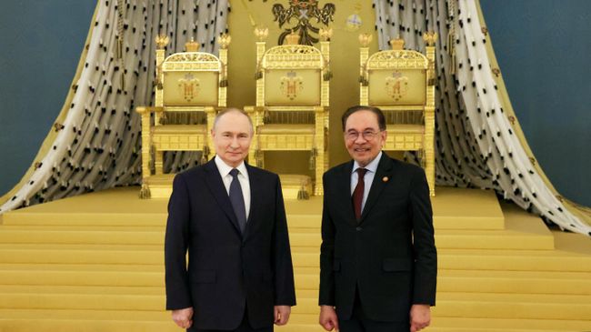 Президент России Владимир Путин и премьер-министр Малайзии Анвар Ибрагим
