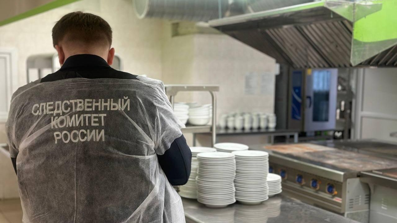 Работа следователей на месте отравления учащихся гимназии в городе Шумерля Работа следователей на месте отравления учащихся гимназии в городе Шумерля - РИА Новости, 1920, 15.05.2025