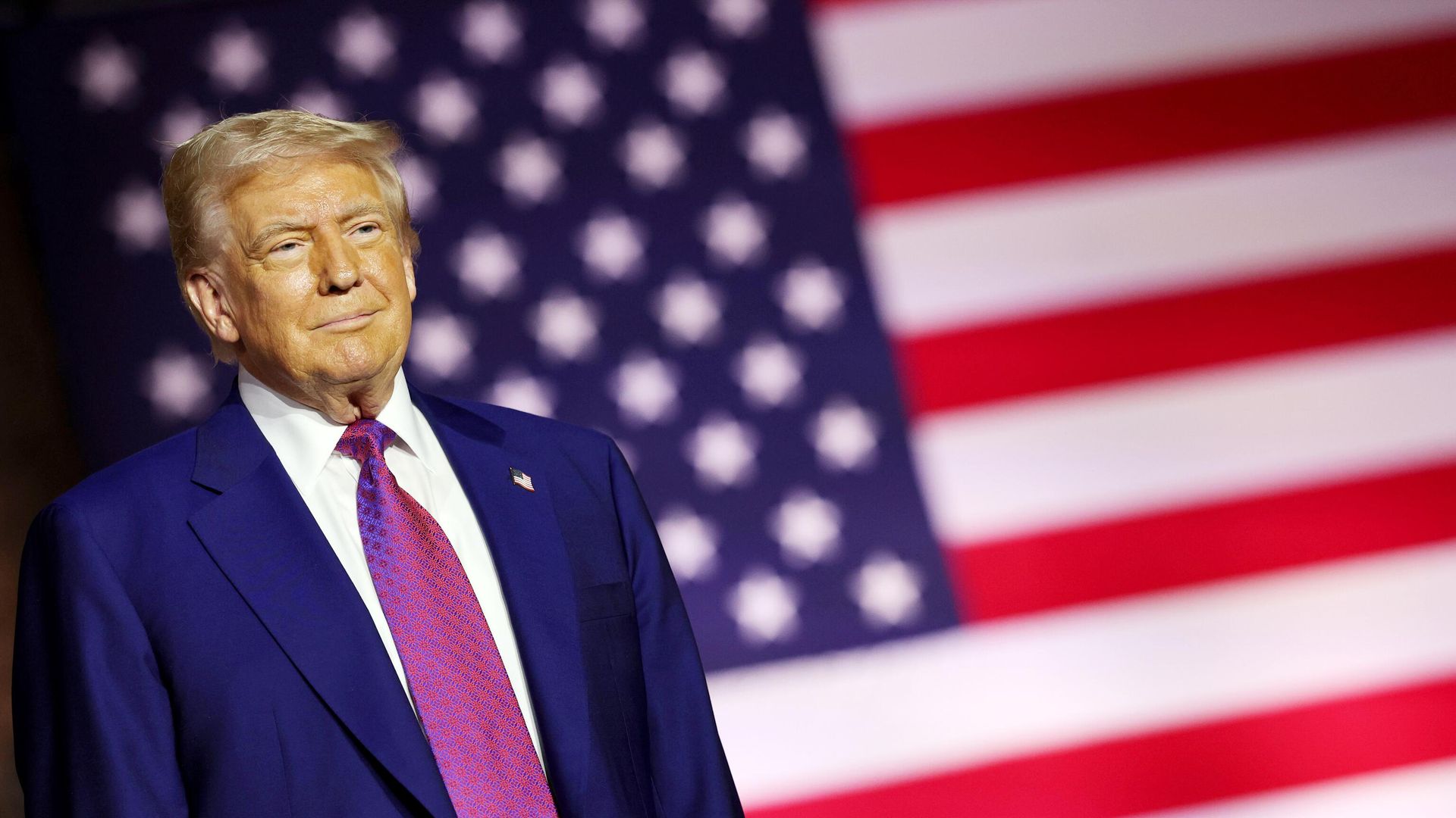 Президент США Дональд Трамп во время посещения авиабазы Аль-Удейд в Катаре Президент США Дональд Трамп во время посещения авиабазы Аль-Удейд в Катаре - РИА Новости, 1920, 15.05.2025