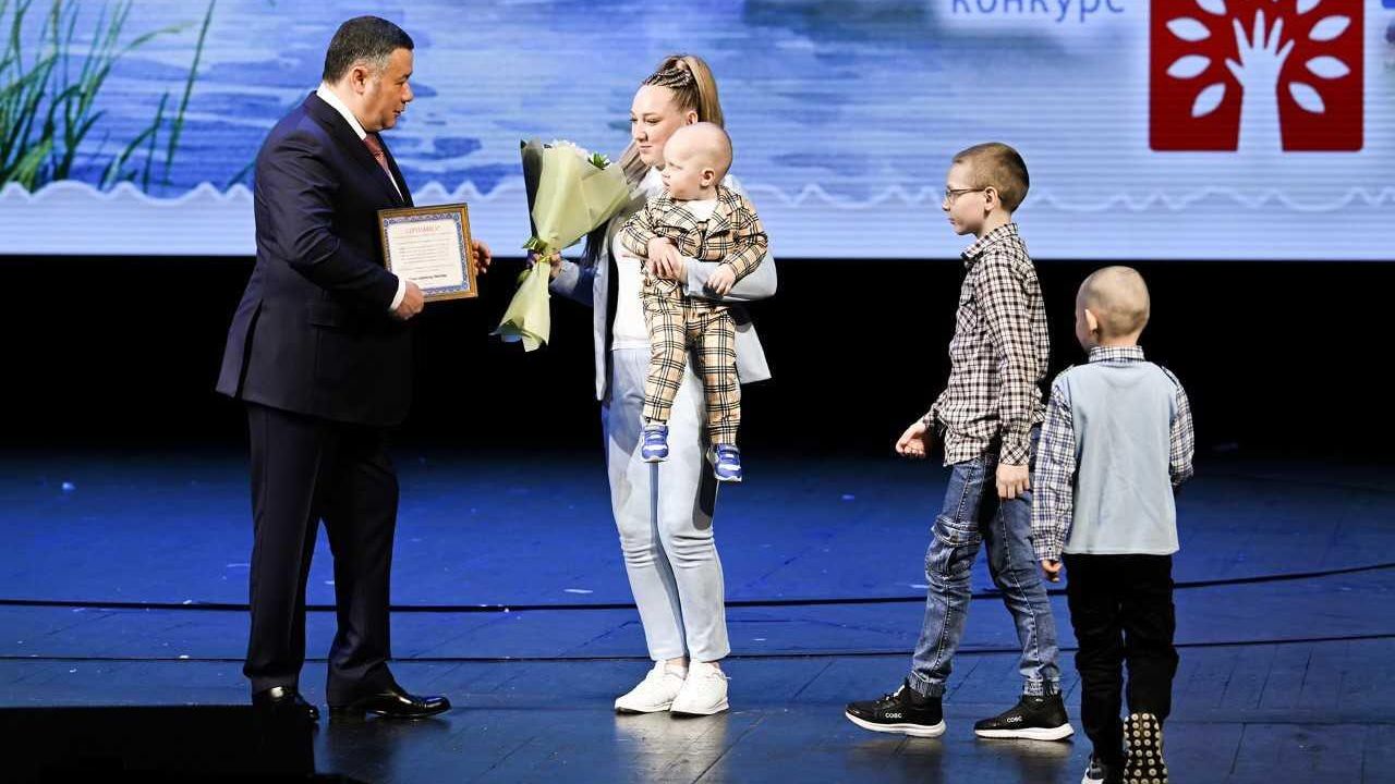 Руденя наградил многодетные семьи на торжественной церемонии в Твери - РИА Новости, 1920, 15.05.2025