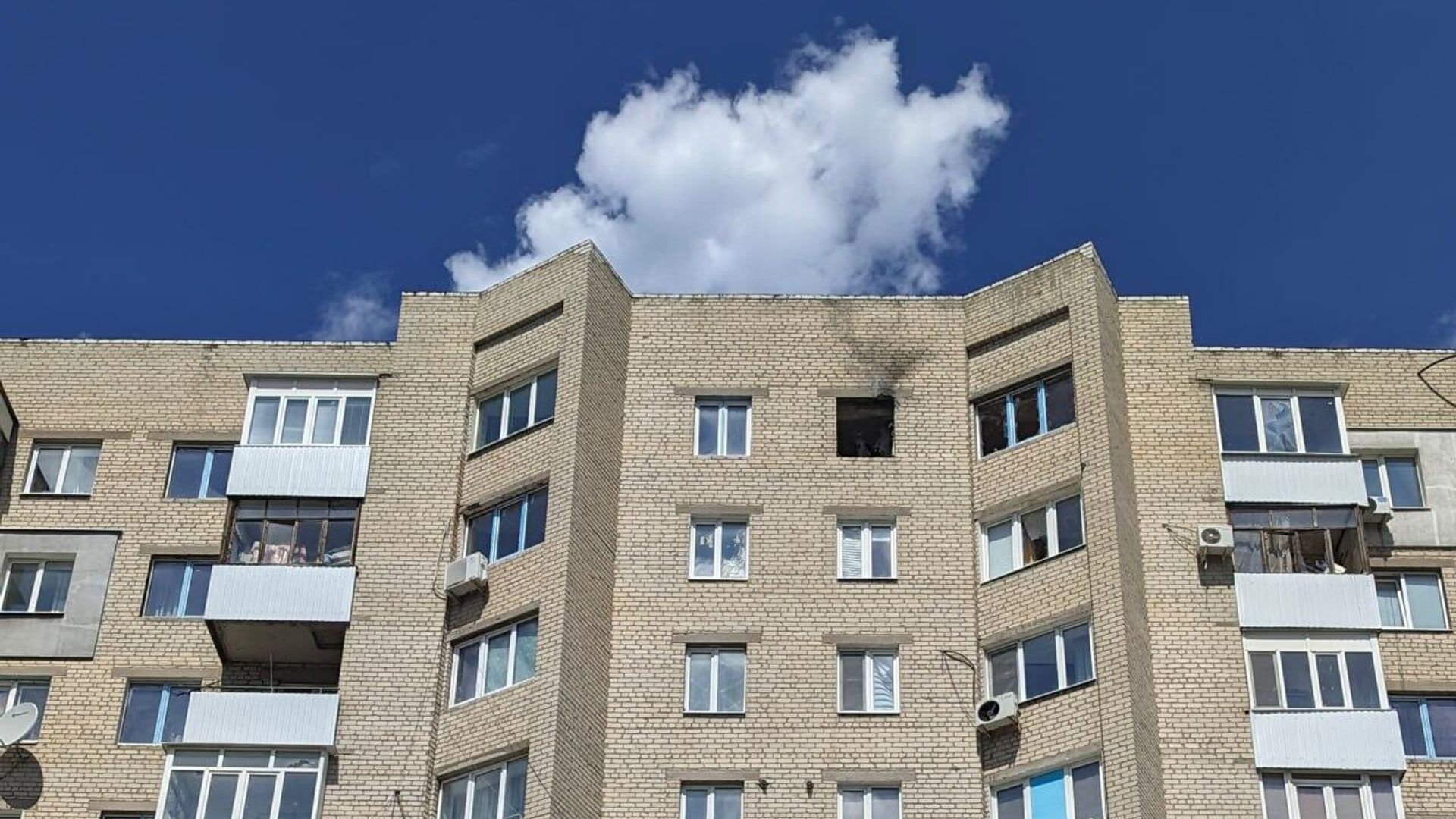 Последствия атаки ВСУ на девятиэтажный дом в центре Лисичанска. 15 мая 2025 - РИА Новости, 1920, 15.05.2025