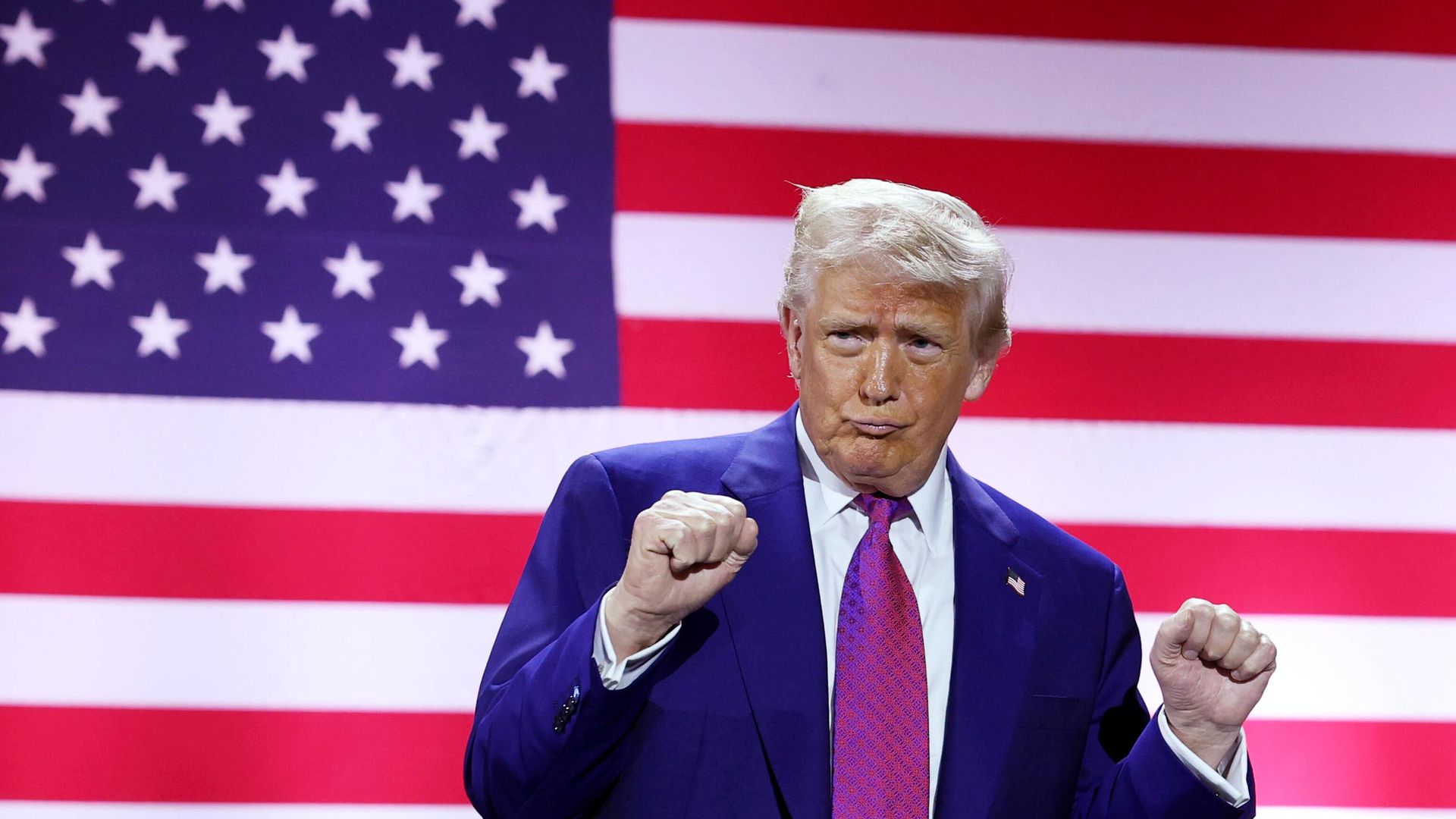 Президент США Дональд Трамп во время посещения авиабазы Аль-Удейд в Катаре. 15 мая 2025 Президент США Дональд Трамп во время посещения авиабазы Аль-Удейд в Катаре. 15 мая 2025 - РИА Новости, 1920, 15.05.2025
