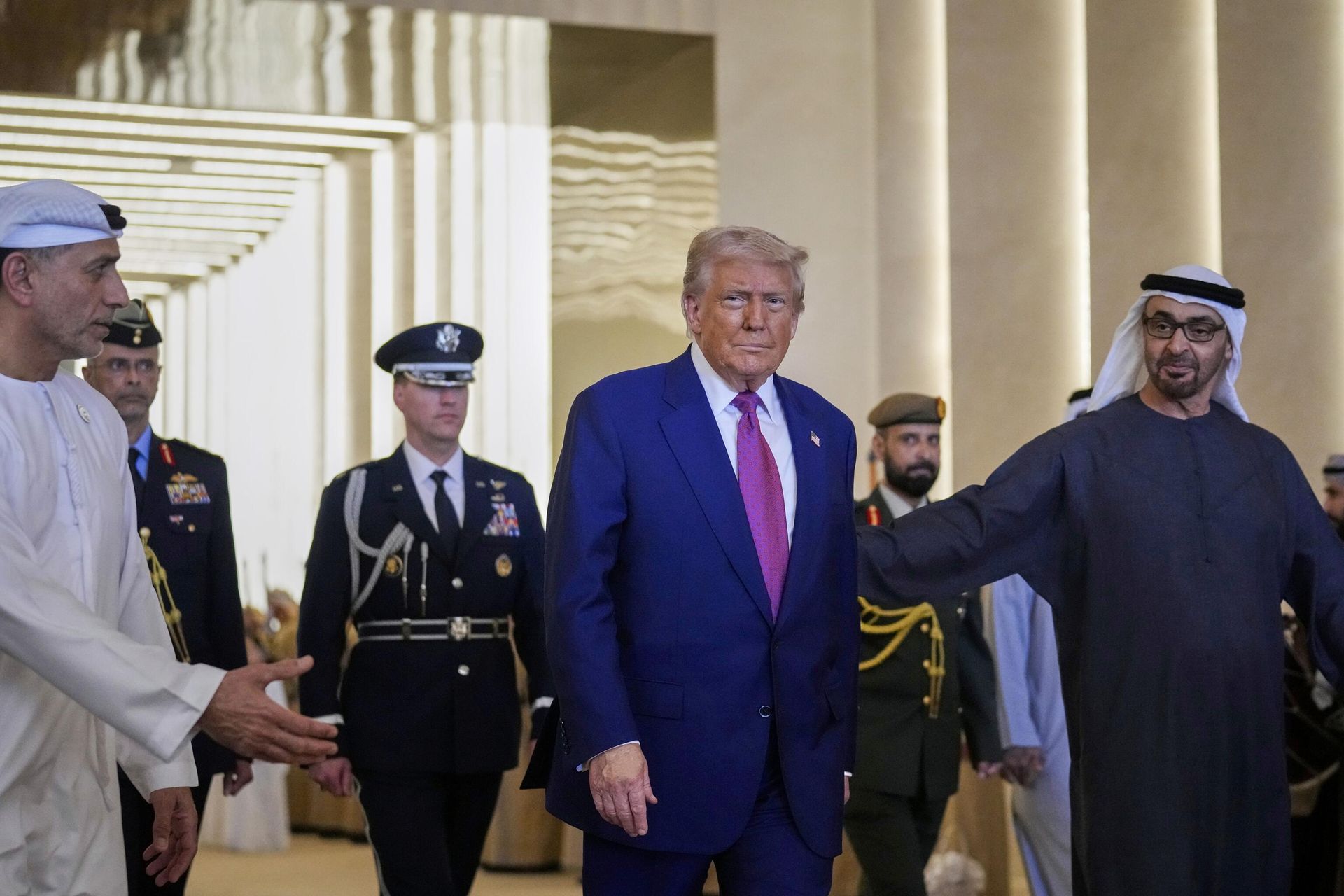 Президент США Дональд Трамп во время прибытия в ОАЭ Президент США Дональд Трамп во время прибытия в ОАЭ - РИА Новости, 1920, 28.04.2026
