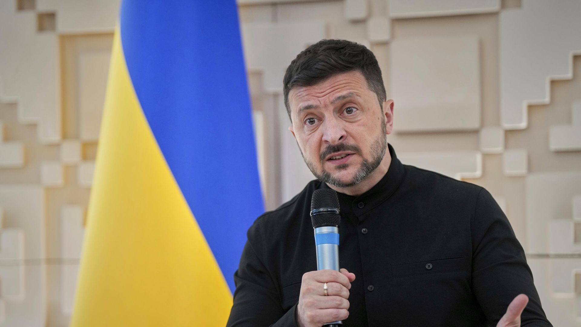 Владимир Зеленский во время пресс-конференции в посольстве Украины в Анкаре, Турция. 15 мая 2025 - РИА Новости, 1920, 15.05.2025