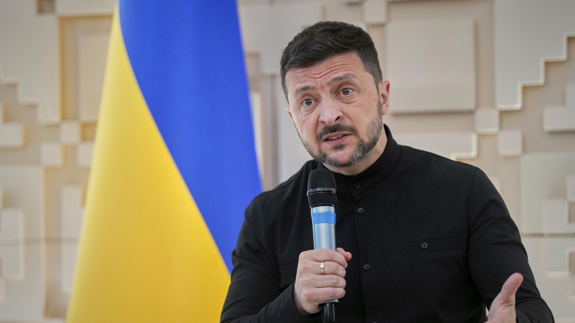 Владимир Зеленский во время пресс-конференции в посольстве Украины в Анкаре, Турция. 15 мая 2025 Владимир Зеленский во время пресс-конференции в посольстве Украины в Анкаре, Турция. 15 мая 2025 - РИА Новости, 1920, 15.05.2025