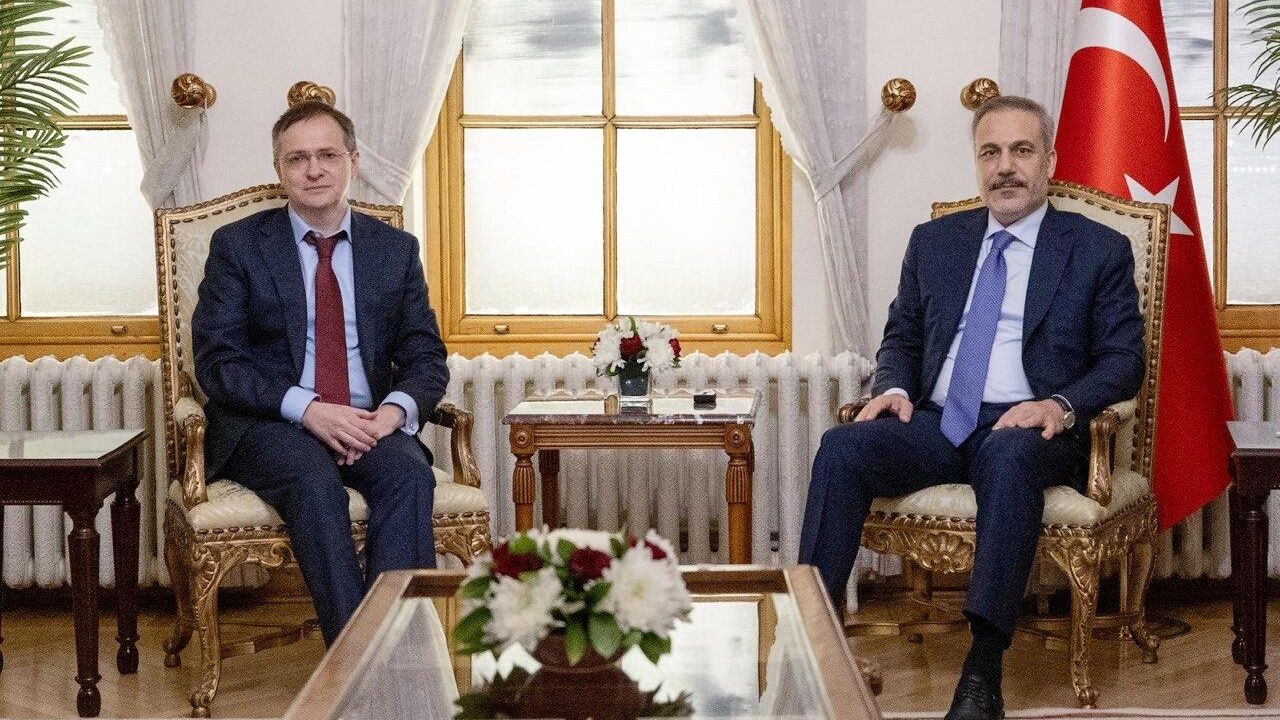 Помощник президента РФ Владимир Мединский и глава МИД Турции Хакан Фидан на встрече в президентском офисе Долмабахче. 15 мая 2025 Помощник президента РФ Владимир Мединский и глава МИД Турции Хакан Фидан на встрече в президентском офисе Долмабахче. 15 мая 2025 - РИА Новости, 1920, 15.05.2025