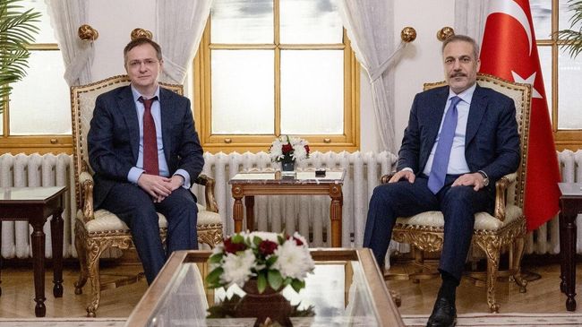 Помощник президента РФ Владимир Мединский и глава МИД Турции Хакан Фидан на встрече в президентском офисе Долмабахче. 15 мая 2025