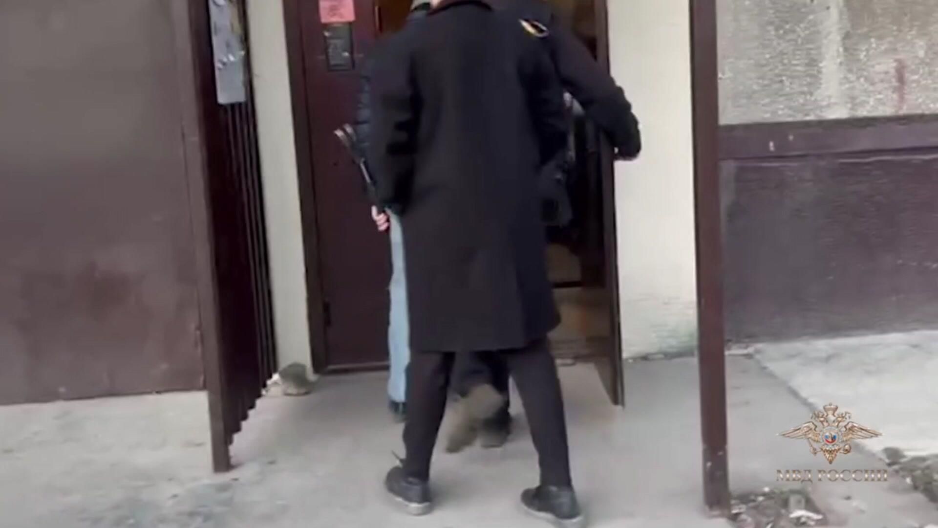 Задержание мошенников, которые проводили аферы с Пушкинскими картами - РИА Новости, 1920, 16.05.2025