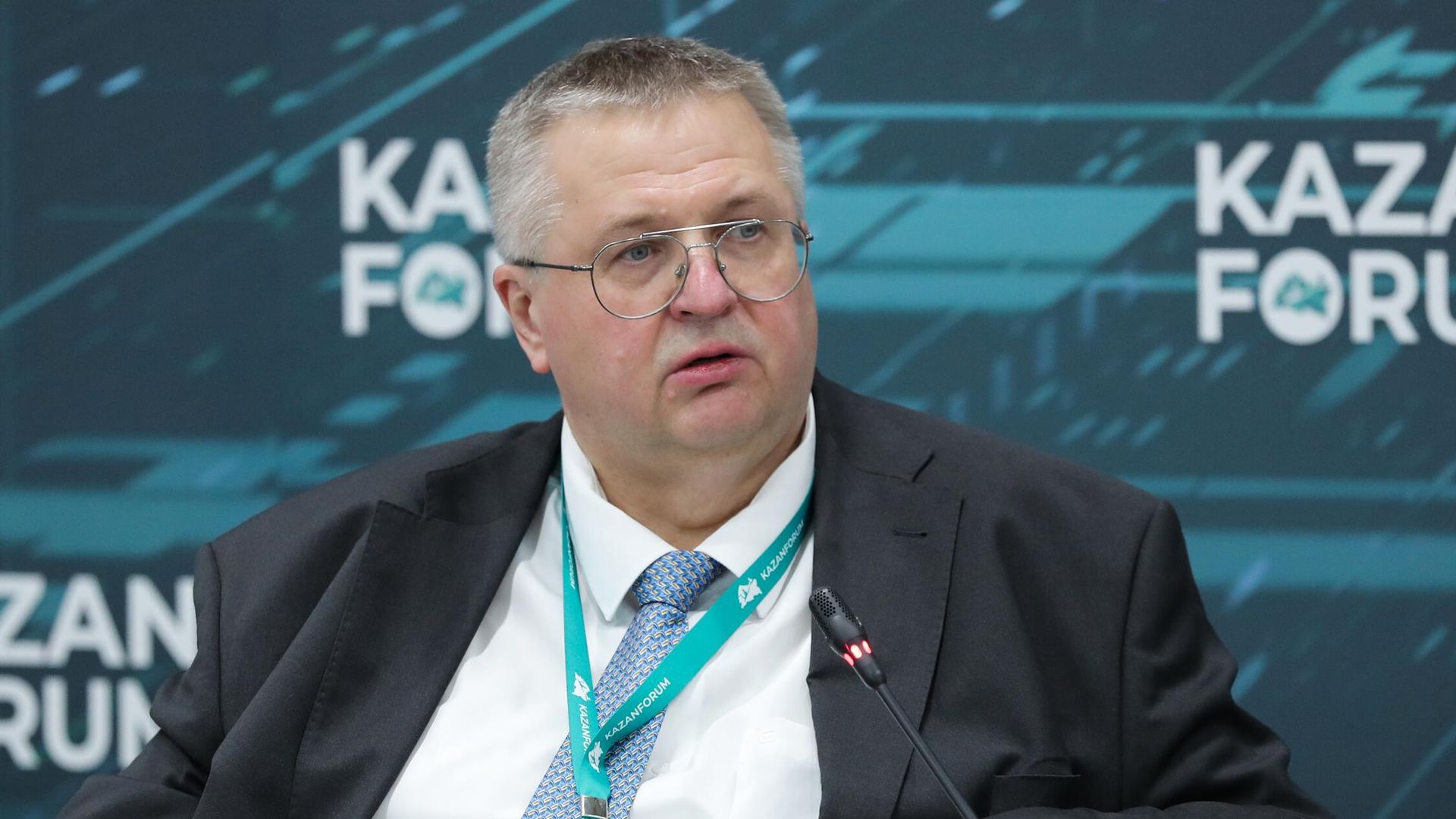 Заместитель председателя правительства РФ Алексей Оверчук во время сессии российско-афганского диалога на форуме Россия - Исламский мир. KazanForum. 16 мая 2025 - РИА Новости, 1920, 16.05.2025