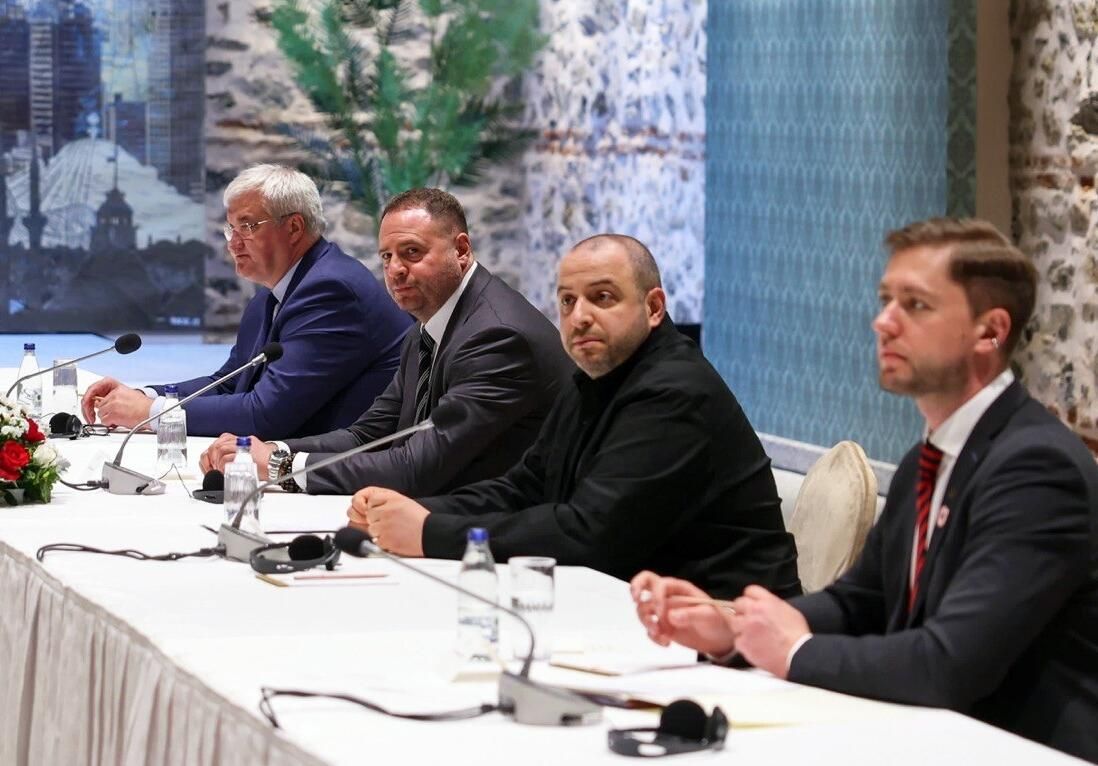 Глава МИД Украины Андрей Сибига, глава офиса президента Украины Андрей Ермак и министр обороны Украины Рустем Умеров перед началом трехсторонних переговоров делегаций Турции, США и Украины в Стамбуле - РИА Новости, 1920, 11.06.2025