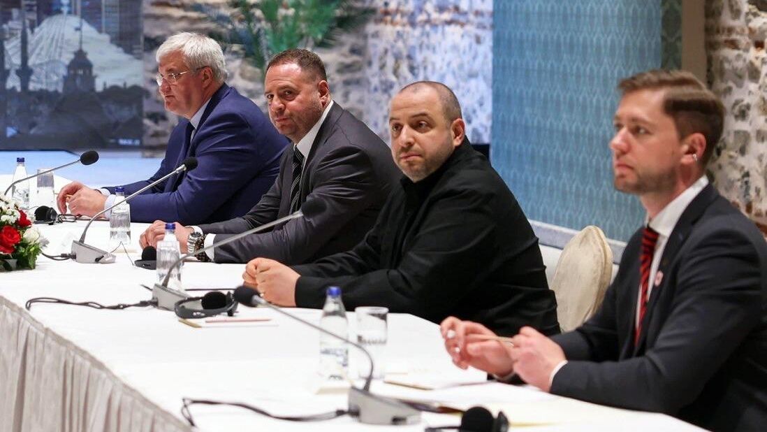 Глава МИД Украины Андрей Сибига, глава офиса президента Украины Андрей Ермак и министр обороны Украины Рустем Умеров перед началом трехсторонних переговоров делегаций Турции, США и Украины в Стамбуле. 16 мая 2025 года Глава МИД Украины Андрей Сибига, глава офиса президента Украины Андрей Ермак и министр обороны Украины Рустем Умеров перед началом трехсторонних переговоров делегаций Турции, США и Украины в Стамбуле. 16 мая 2025 года - РИА Новости, 1920, 16.05.2025