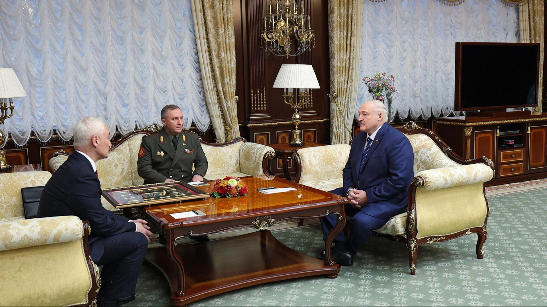 Президент Белоруссии Александр Лукашенко и министр обороны РФ Андрей Белоусов во время встречи в Минске. 16 мая 2025 Президент Белоруссии Александр Лукашенко и министр обороны РФ Андрей Белоусов во время встречи в Минске. 16 мая 2025 - РИА Новости, 1920, 16.05.2025