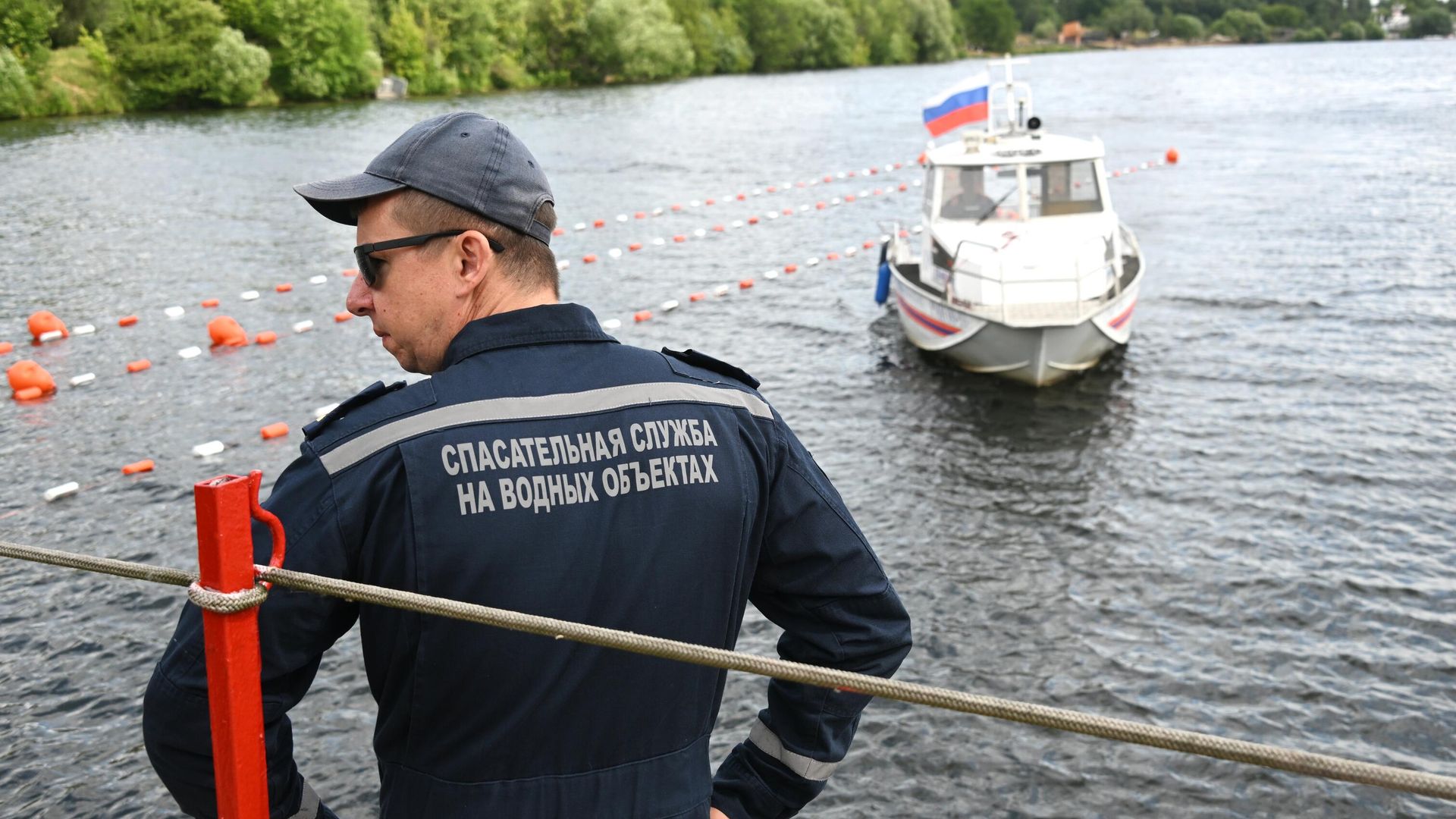 Сотрудник спасательной службы на водных объектах во время финала городского конкурса профессионального мастерства по профессии Спасатель Сотрудник спасательной службы на водных объектах во время финала городского конкурса профессионального мастерства по профессии Спасатель - РИА Новости, 1920, 19.05.2025