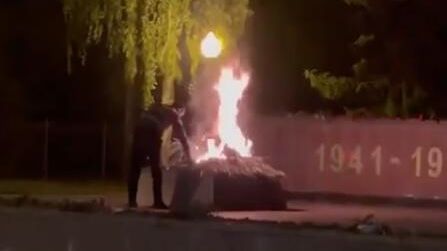 Неизвестный мужчина потушил Вечный огонь на мемориале Памятник Славы, посвящённом погибшим в боях за Воронеж во время Великой Отечественной войны Неизвестный мужчина потушил Вечный огонь на мемориале Памятник Славы, посвящённом погибшим в боях за Воронеж во время Великой Отечественной войны - РИА Новости, 1920, 16.05.2025
