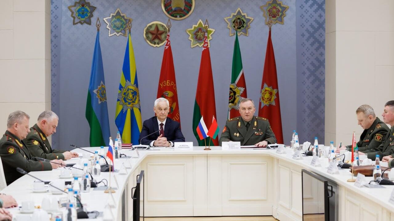 Министр обороны РФ Андрей Белоусов и министр обороны Республики Беларусь Виктор Хренин во время встречи в Минске. 16 мая 2025 Министр обороны РФ Андрей Белоусов и министр обороны Республики Беларусь Виктор Хренин во время встречи в Минске. 16 мая 2025 - РИА Новости, 1920, 16.05.2025