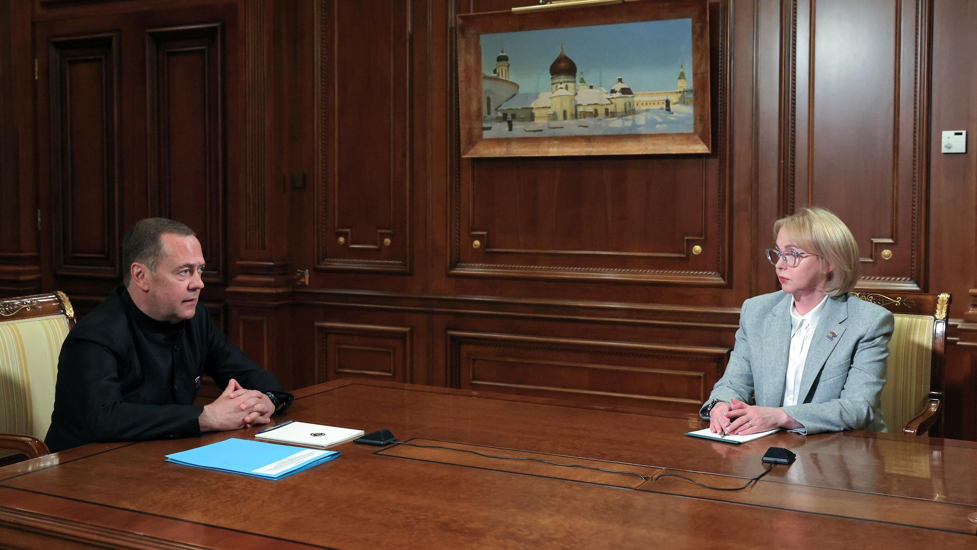 Заместитель председателя Совета безопасности РФ Дмитрий Медведев и врио губернатора Ненецкого автономного округа Ирина Гехт во время встречи. 16 мая 2025 - РИА Новости, 1920, 16.05.2025