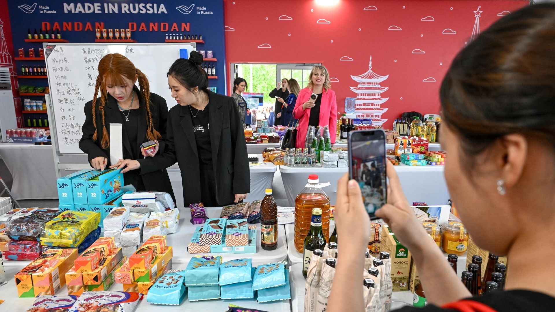 Международная ярмарка онлайн-продаж российских брендов Сделано в России в парке Зарядье в Москве Международная ярмарка онлайн-продаж российских брендов Сделано в России в парке Зарядье в Москве - РИА Новости, 1920, 17.05.2025