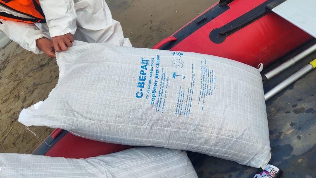 Ликвидация разлива нефтепродуктов в акватории реки Лена в Якутске Ликвидация разлива нефтепродуктов в акватории реки Лена в Якутске - РИА Новости, 1920, 18.05.2025