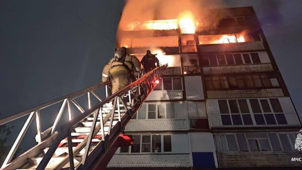 Сотрудники пожарной службы МЧС России тушат пожар в жилом доме в Орле - РИА Новости, 1920, 18.05.2025