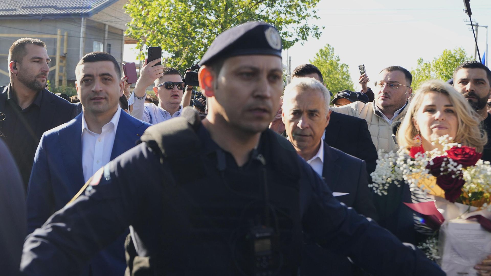 Кандидат в президенты Джордже Симион покидает избирательный участок после голосования во втором туре повторных президентских выборов в Могошоае Кандидат в президенты Джордже Симион покидает избирательный участок после голосования во втором туре повторных президентских выборов в Могошоае - РИА Новости, 1920, 18.05.2025