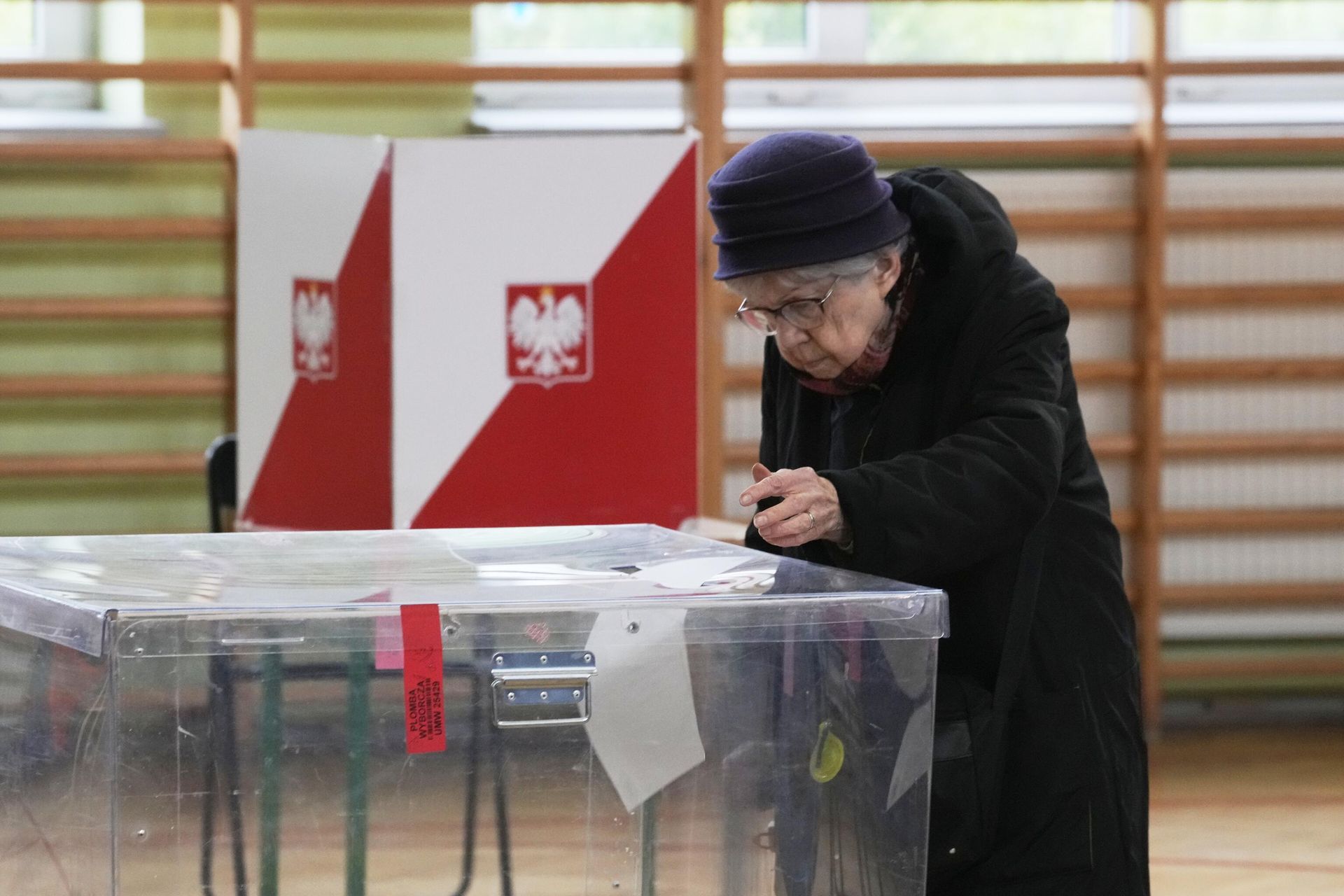 Женщина голосует в первом туре президентских выборов на избирательном участке в Варшаве, Польша Женщина голосует в первом туре президентских выборов на избирательном участке в Варшаве, Польша - РИА Новости, 1920, 26.05.2025