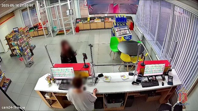 Кадры с жительницей Красноярского края, пытавшейся ограбить АЗС с помощью муляжа бомбы