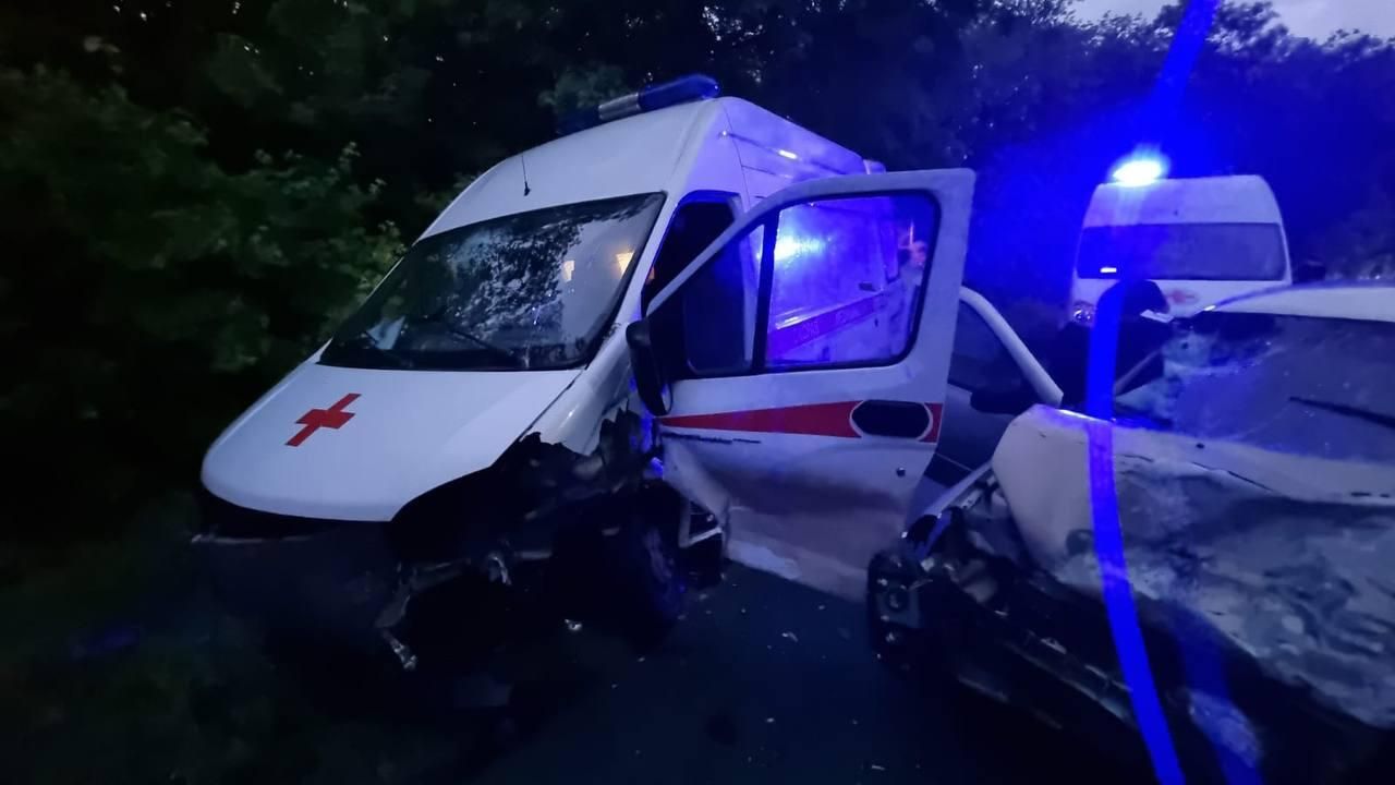 Место ДТП с участием автомобиля скорой помощи на Ставрополье. 18 мая 2025 Место ДТП с участием автомобиля скорой помощи на Ставрополье. 18 мая 2025 - РИА Новости, 1920, 18.05.2025
