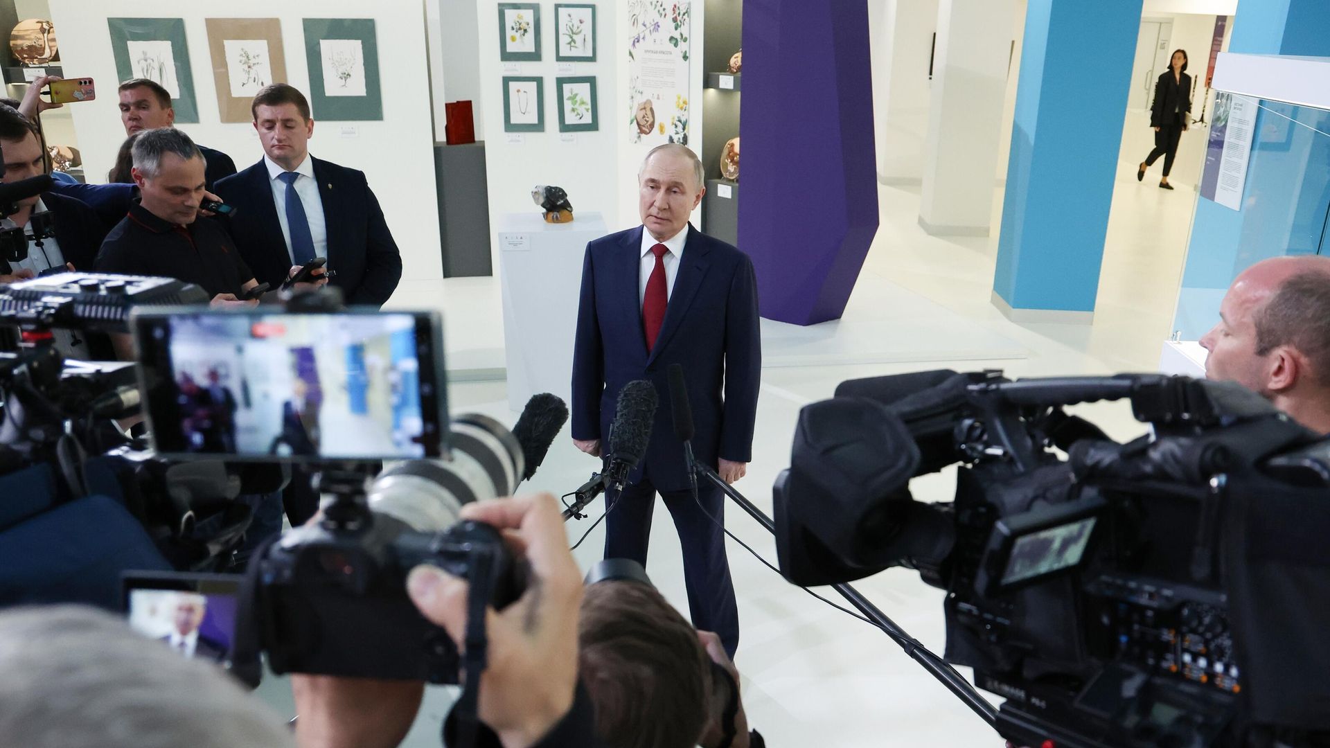 Президент РФ Владимир Путин выступает перед журналистами в образовательном центре Сириус после телефонного разговора с президентом США Дональдом Трампом. 19 мая 2025 Президент РФ Владимир Путин выступает перед журналистами в образовательном центре Сириус после телефонного разговора с президентом США Дональдом Трампом. 19 мая 2025 - РИА Новости, 1920, 19.05.2025