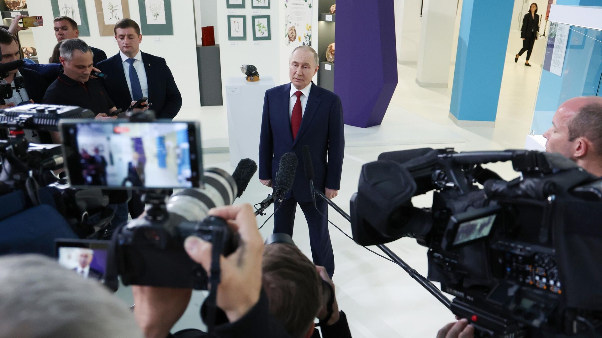 Президент РФ Владимир Путин выступает перед журналистами в образовательном центре Сириус после телефонного разговора с президентом США Дональдом Трампом. 19 мая 2025 Президент РФ Владимир Путин выступает перед журналистами в образовательном центре Сириус после телефонного разговора с президентом США Дональдом Трампом. 19 мая 2025 - РИА Новости, 1920, 19.05.2025