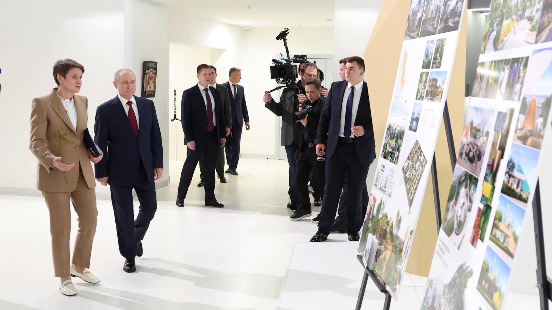 Президент РФ Владимир Путин во время посещения новой Средней специальной музыкальной школы Сириус. 19 мая 2025 - РИА Новости, 1920, 20.05.2025