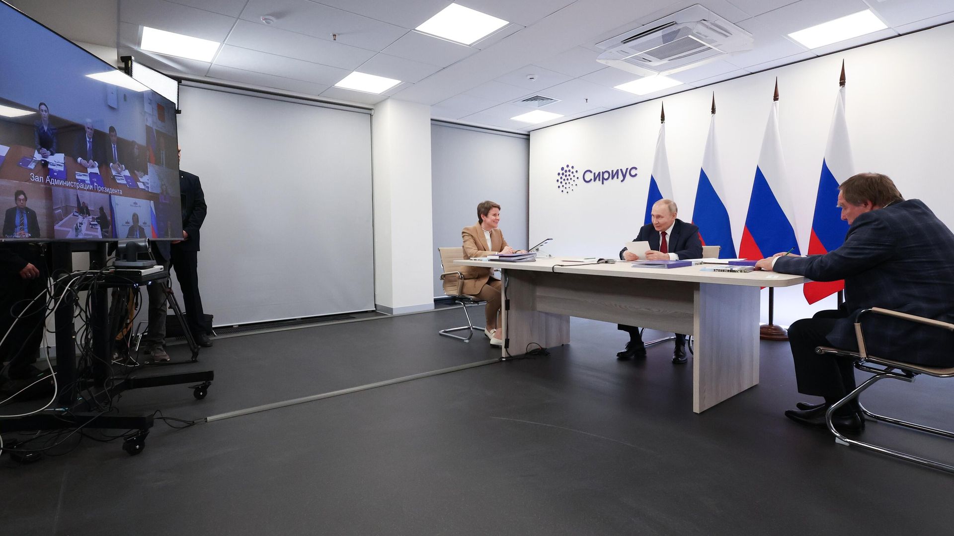 Президент РФ Владимир Путин проводит заседание попечительского совета фонда Талант и успех в образовательном центре Сириус. 19 мая 2025 Президент РФ Владимир Путин проводит заседание попечительского совета фонда Талант и успех в образовательном центре Сириус. 19 мая 2025 - РИА Новости, 1920, 19.05.2025