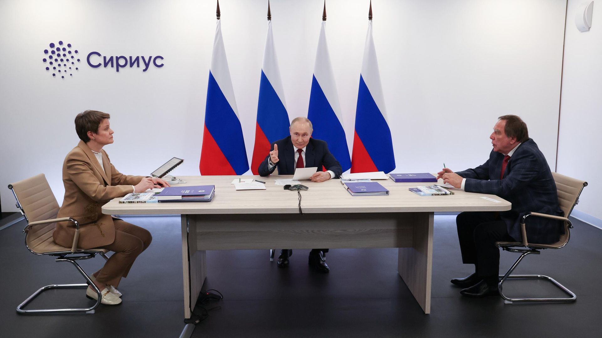 Президент РФ Владимир Путин проводит заседание попечительского совета фонда Талант и успех в образовательном центре Сириус. 19 мая 2025 Президент РФ Владимир Путин проводит заседание попечительского совета фонда Талант и успех в образовательном центре Сириус. 19 мая 2025 - РИА Новости, 1920, 19.05.2025