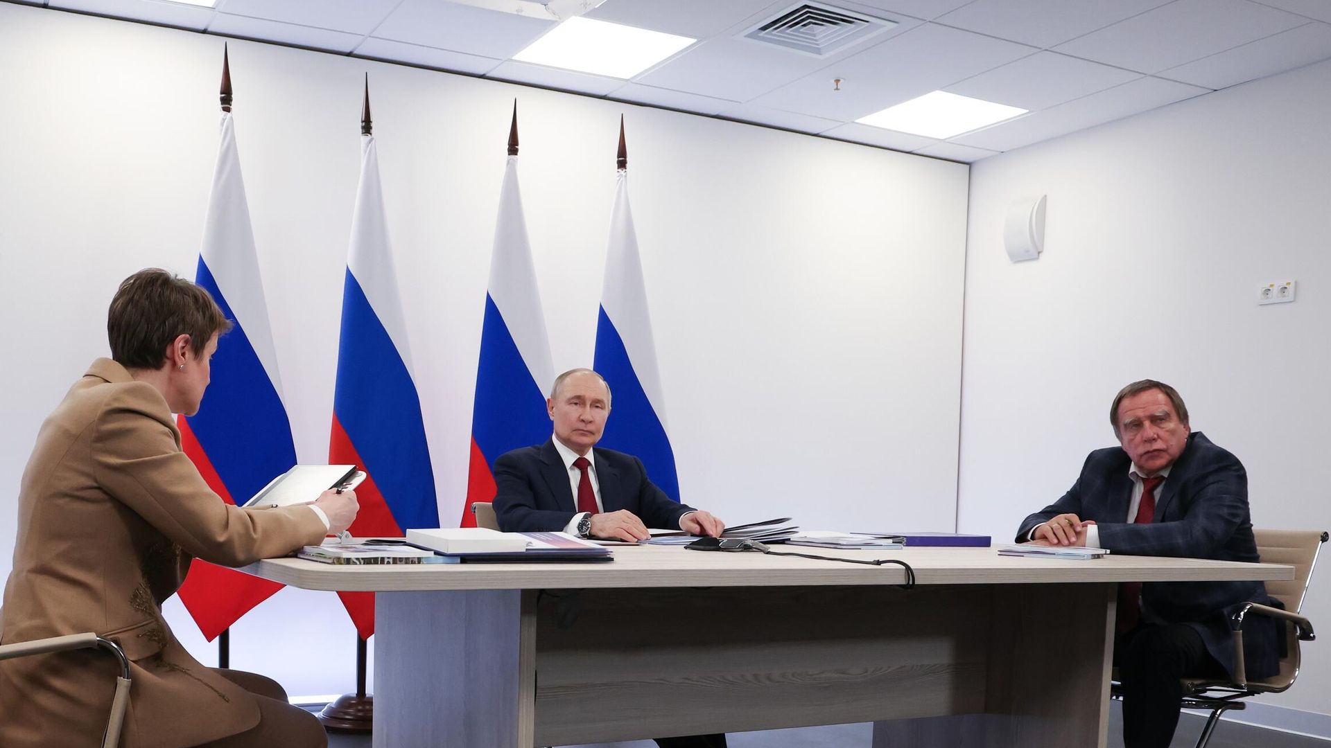 Президент РФ Владимир Путин проводит заседание попечительского совета фонда Талант и успех в образовательном центре Сириус. 19 мая 2025 Президент РФ Владимир Путин проводит заседание попечительского совета фонда Талант и успех в образовательном центре Сириус. 19 мая 2025 - РИА Новости, 1920, 19.05.2025