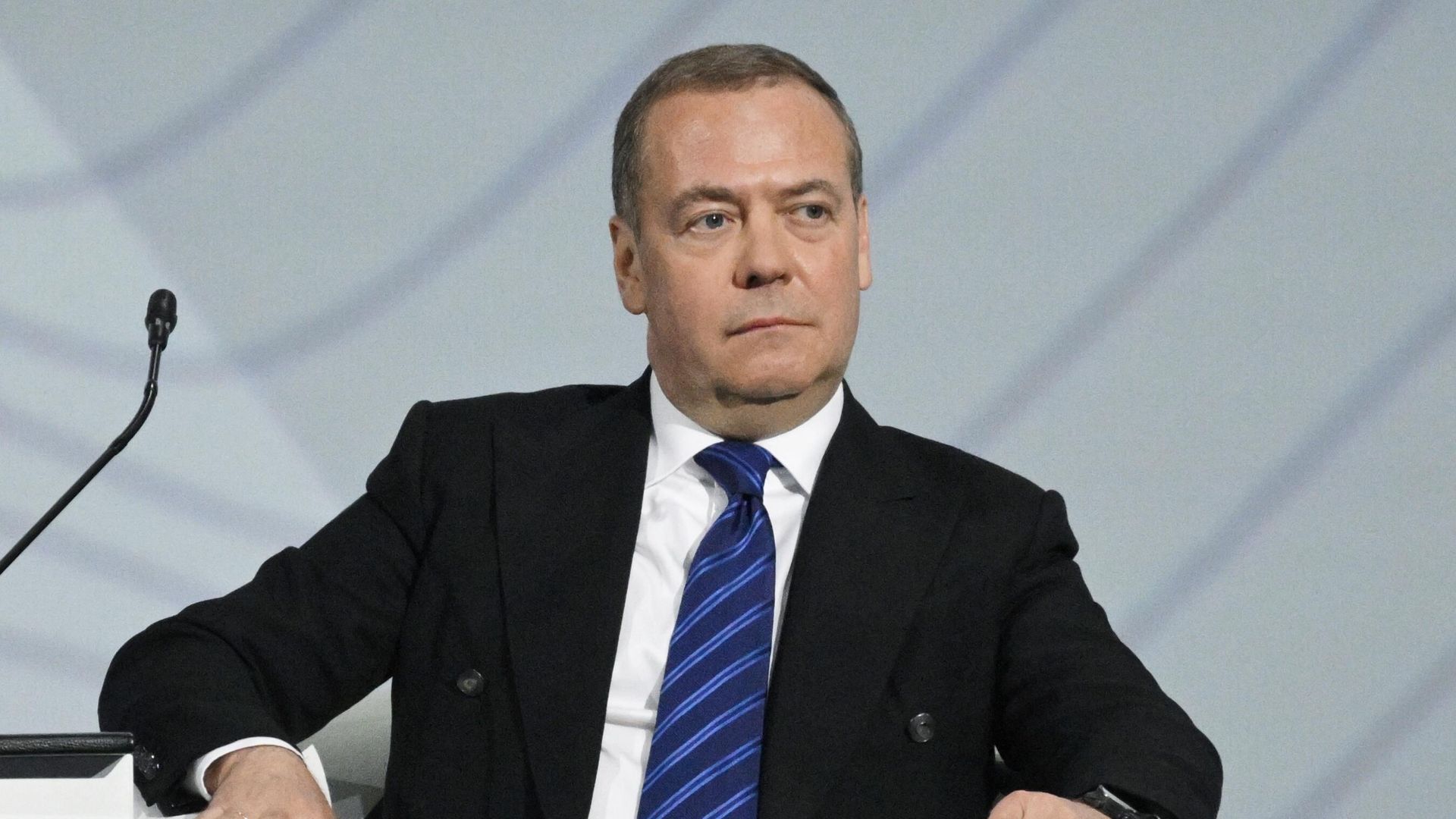 Дмитрий Медведев на пленарном заседании Право: уроки прошлого для мира будущего XIII Петербургского международного юридического форума Дмитрий Медведев на пленарном заседании Право: уроки прошлого для мира будущего XIII Петербургского международного юридического форума - РИА Новости, 1920, 20.05.2025