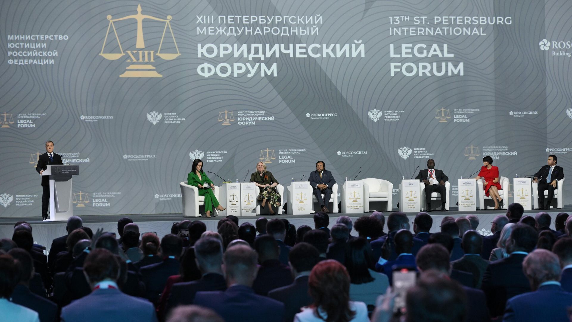 Заместитель председателя Совета Безопасности РФ Дмитрий Медведев выступает на пленарном заседании Право: уроки прошлого для мира будущего XIII Петербургского международного юридического форума. 20 мая 2025 - РИА Новости, 1920, 20.05.2025